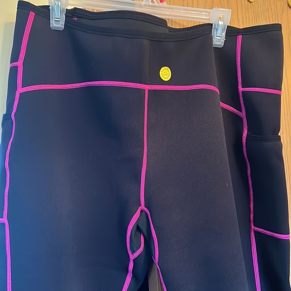 Woman Shorts - Picture 2 of 4